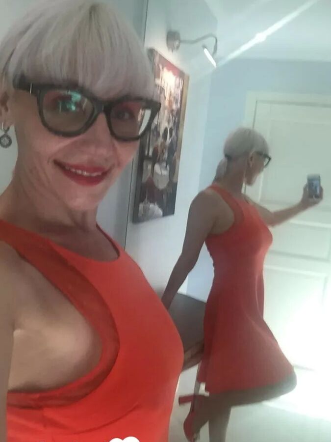 Blonde MILF with glasses teasing with nudes