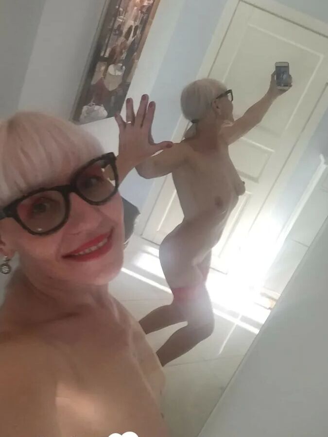 Blonde MILF with glasses teasing with nudes