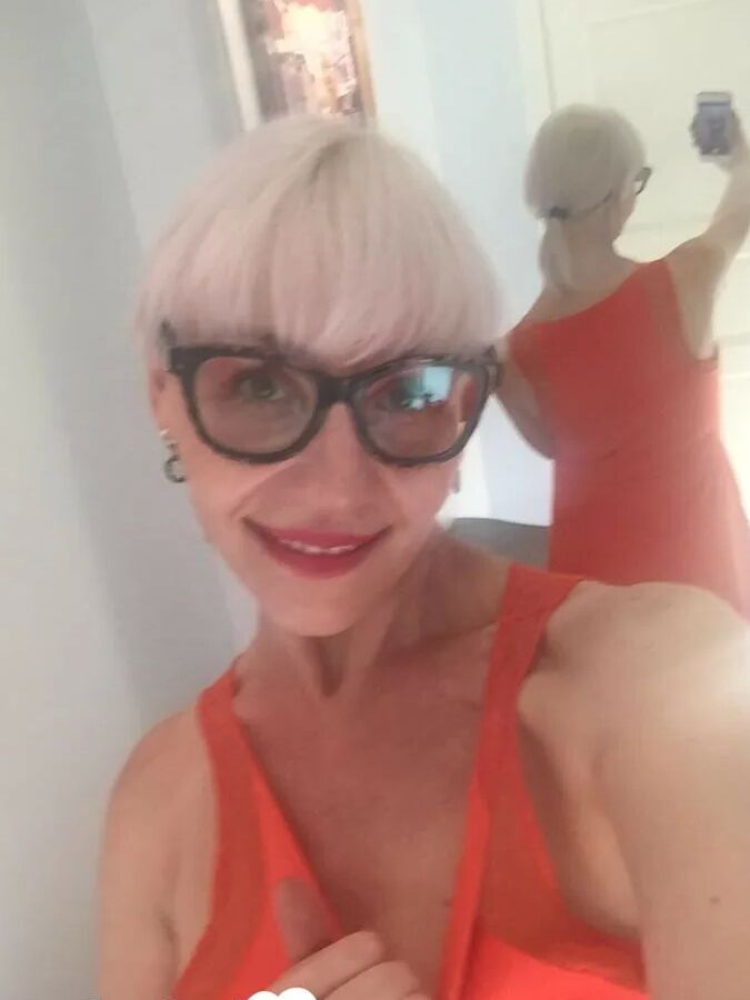Blonde MILF with glasses teasing with nudes