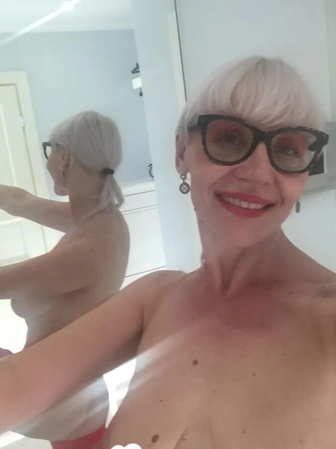 Blonde MILF with glasses teasing with nudes