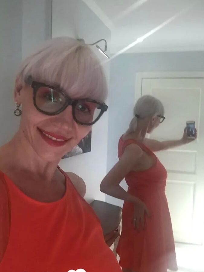 Blonde MILF with glasses teasing with nudes
