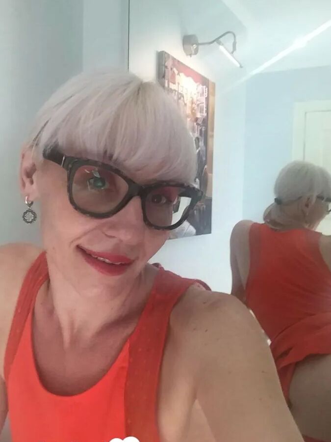 Blonde MILF with glasses teasing with nudes