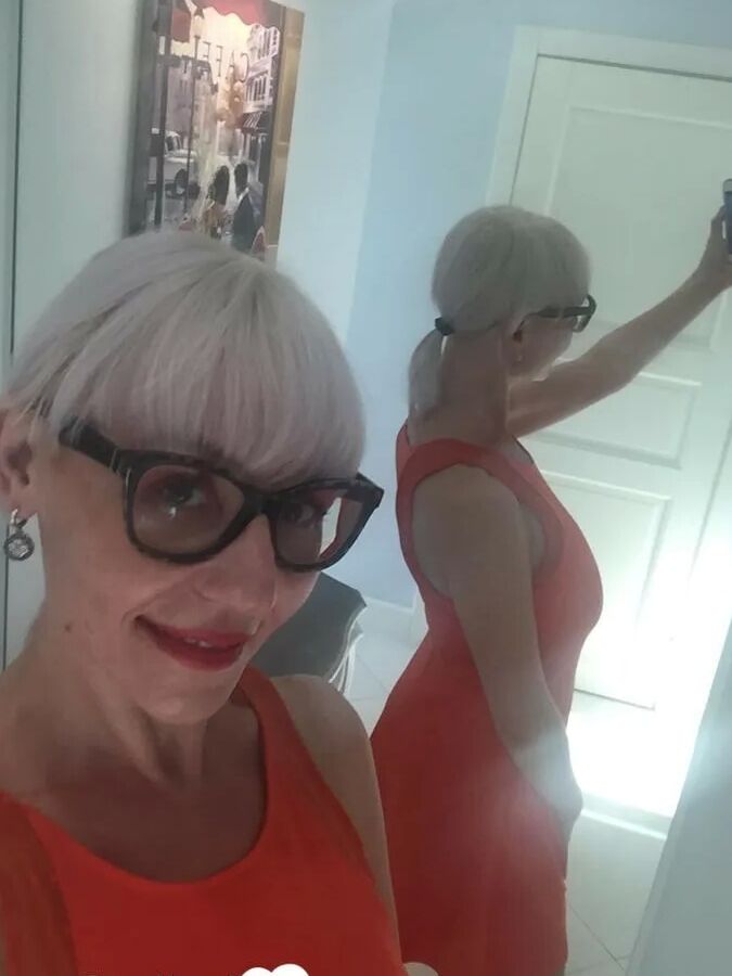 Blonde MILF with glasses teasing with nudes