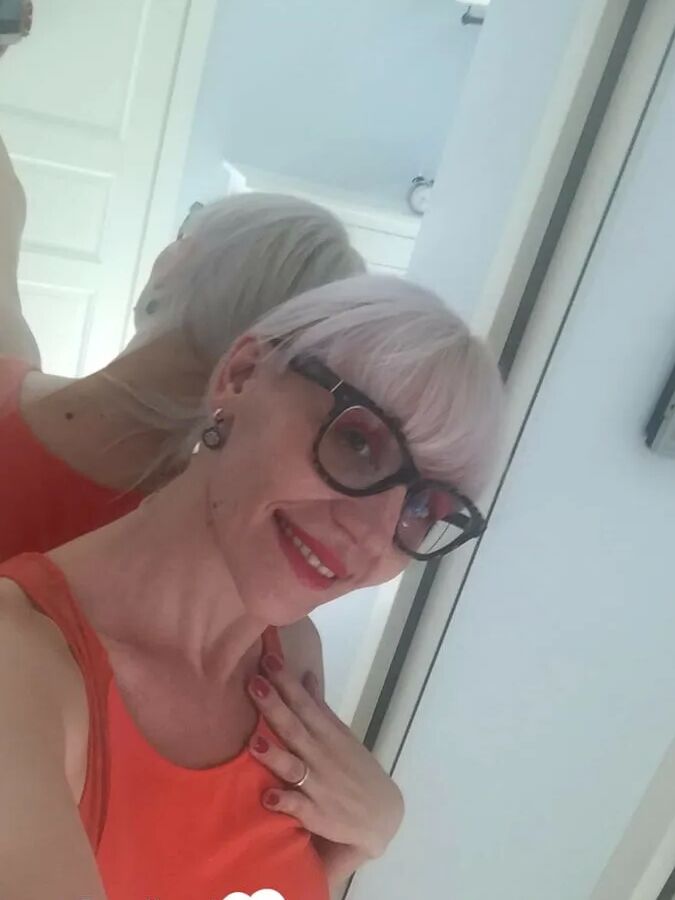 Blonde MILF with glasses teasing with nudes