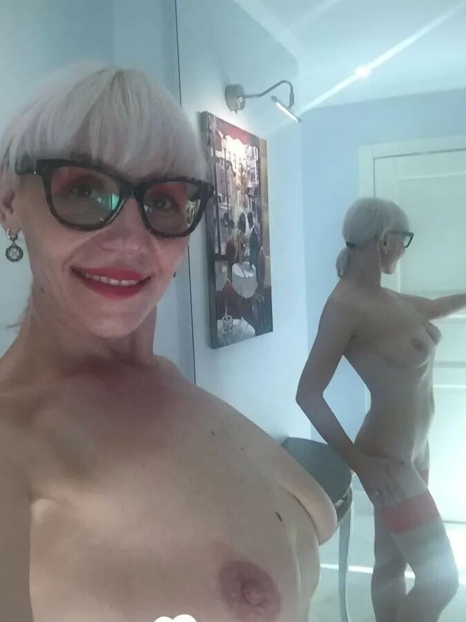 Blonde MILF with glasses teasing with nudes