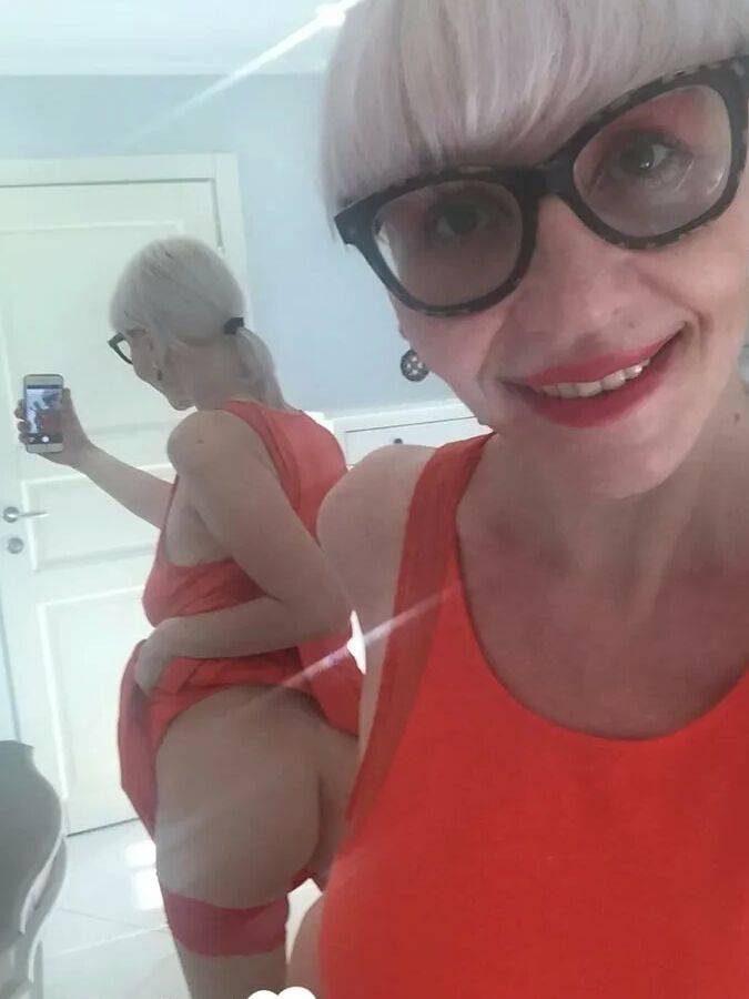 Blonde MILF with glasses teasing with nudes