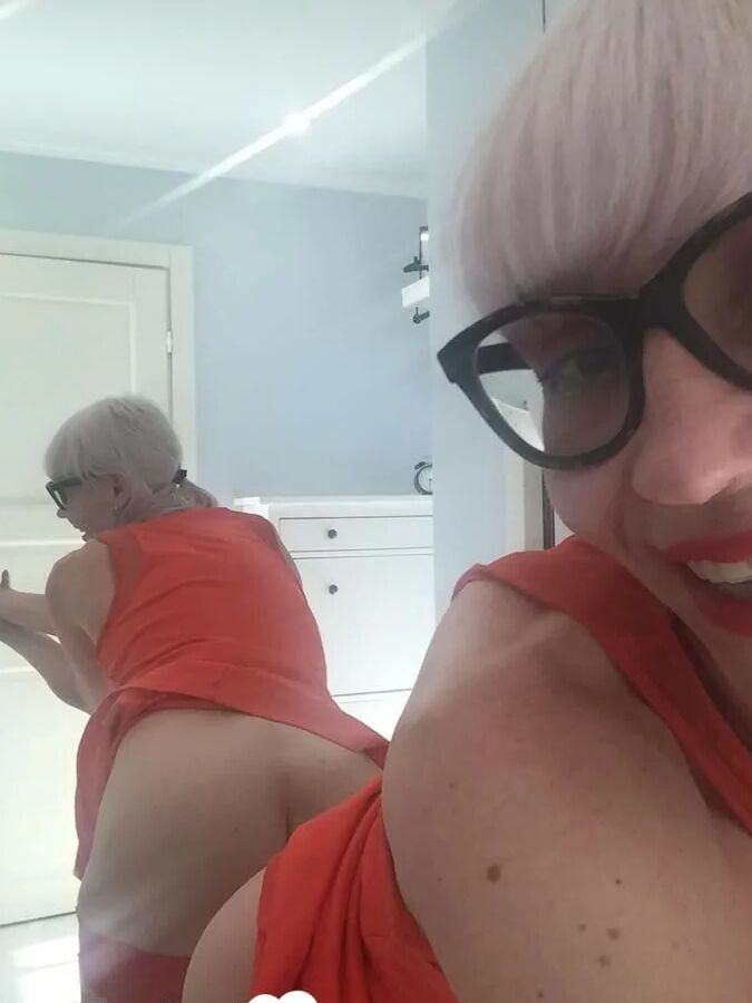 Blonde MILF with glasses teasing with nudes