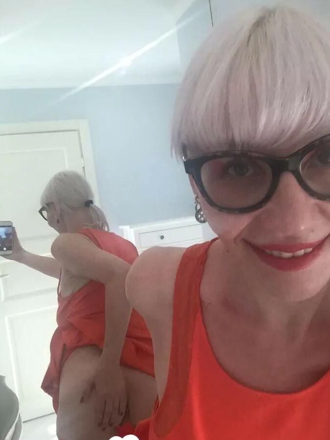 Blonde MILF with glasses teasing with nudes