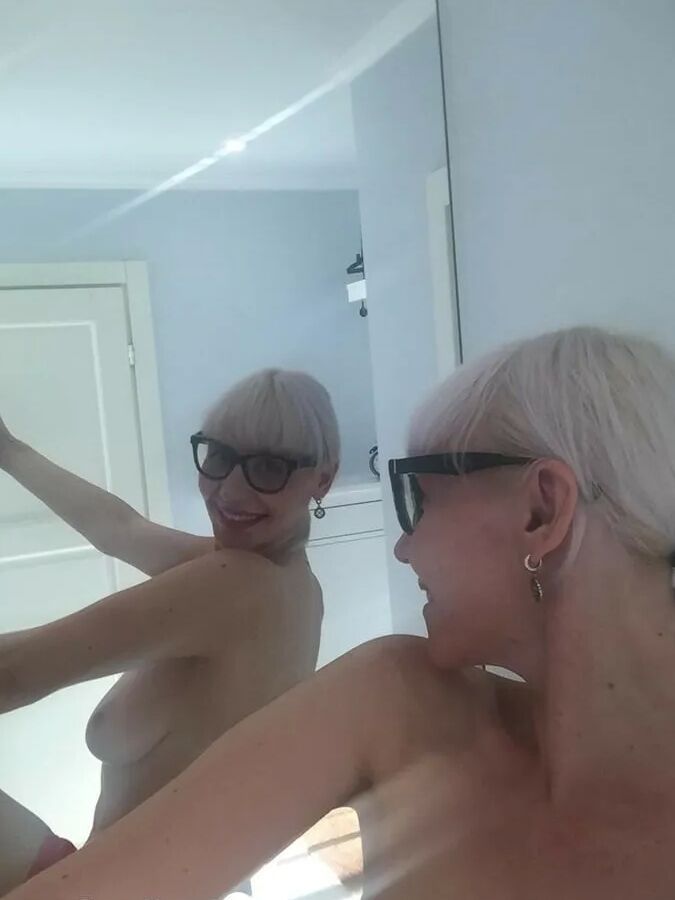 Blonde MILF with glasses teasing with nudes