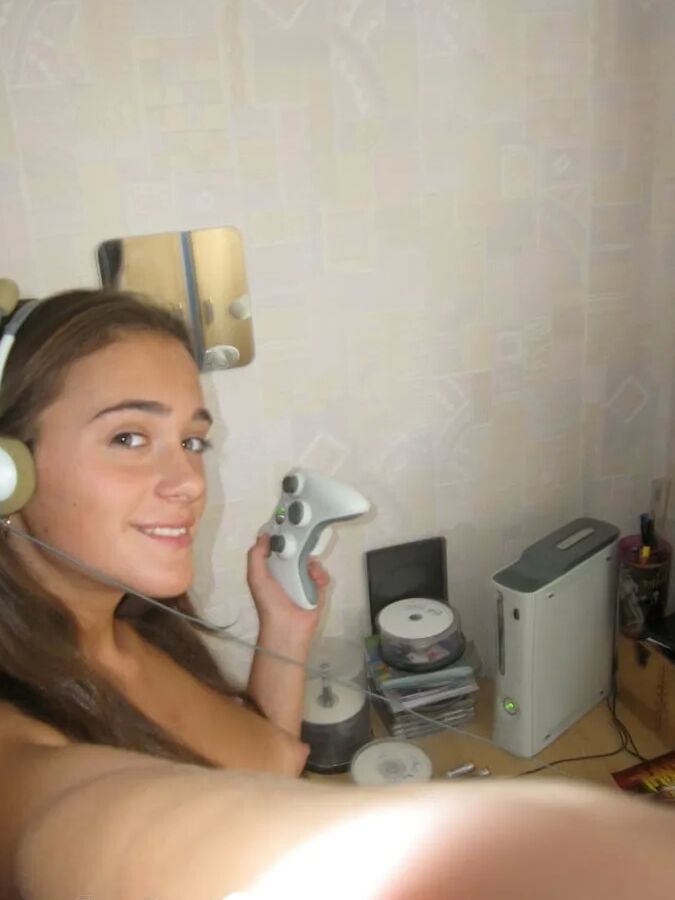 Hot gamer taking nudes while playing DBZ