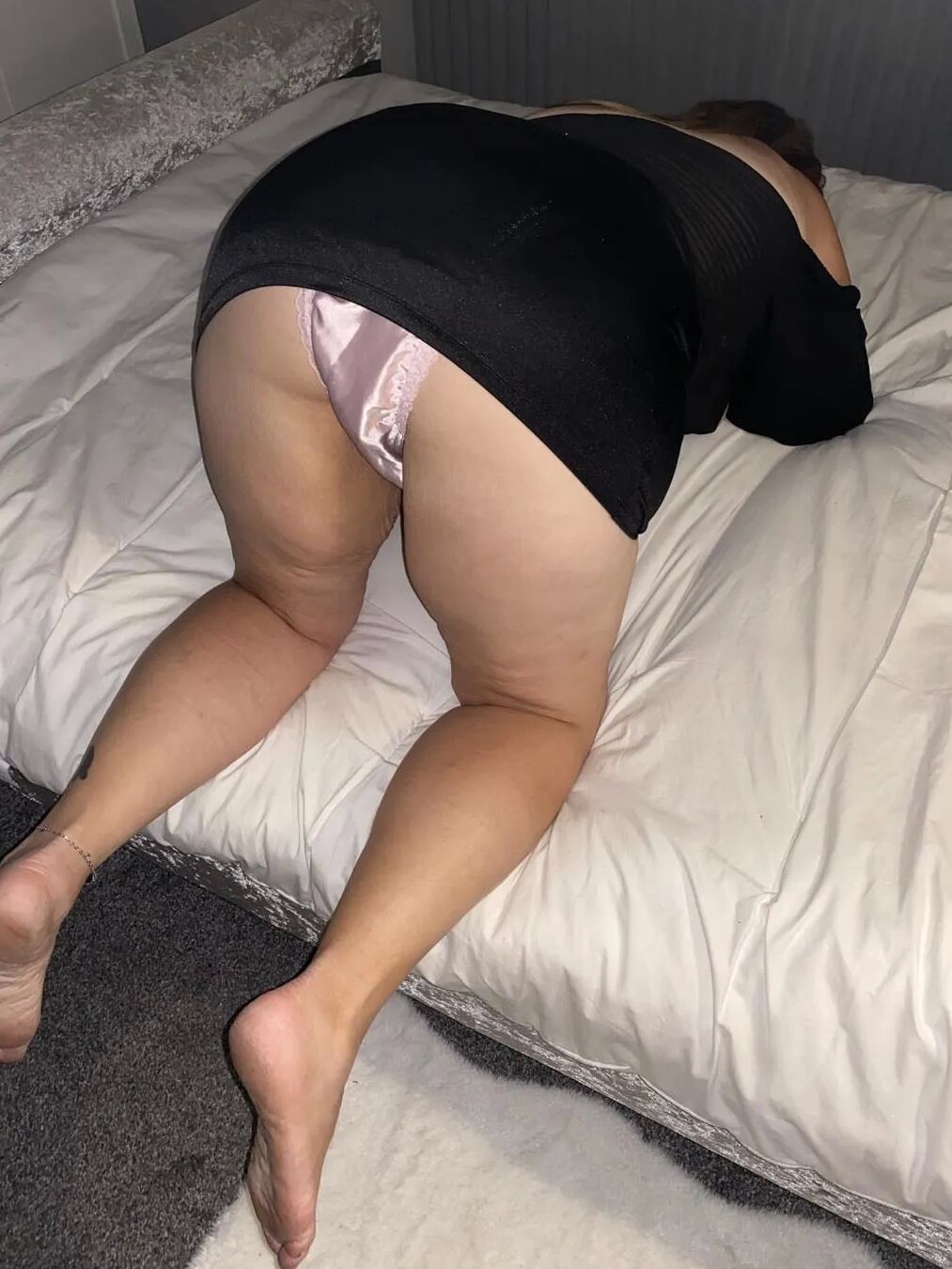 Sexy milf getting ready to be fucked