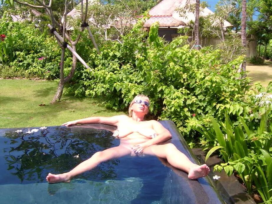 Ocean vacation: nudes