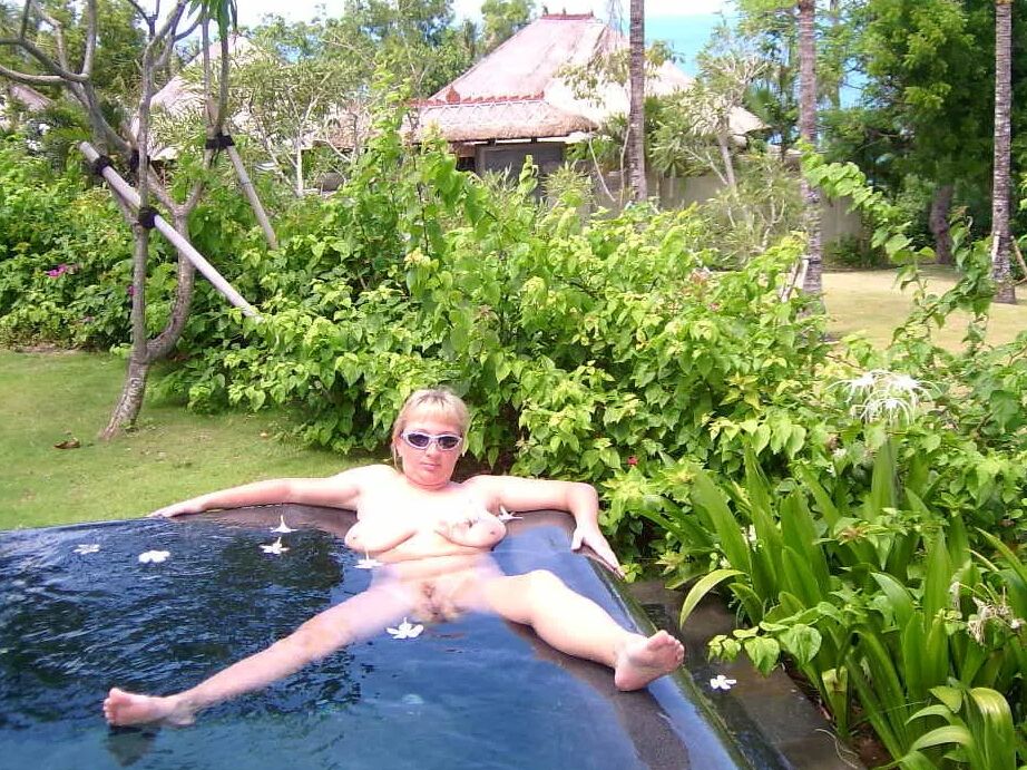 Ocean vacation: nudes