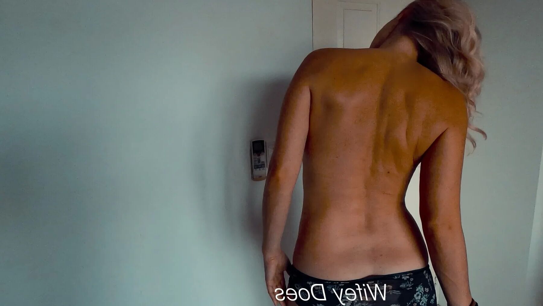 Wifey loves to show her perfect body