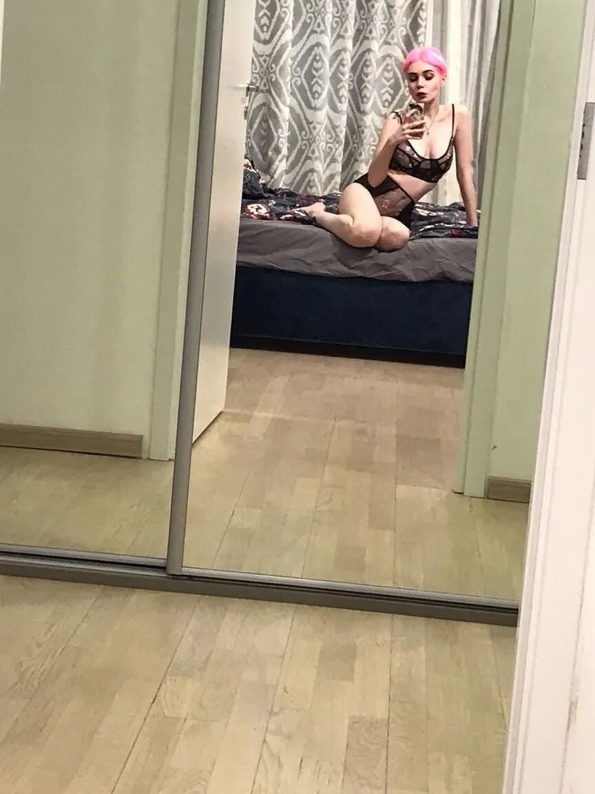 Pink-haired pixie cut and hot POV nudes