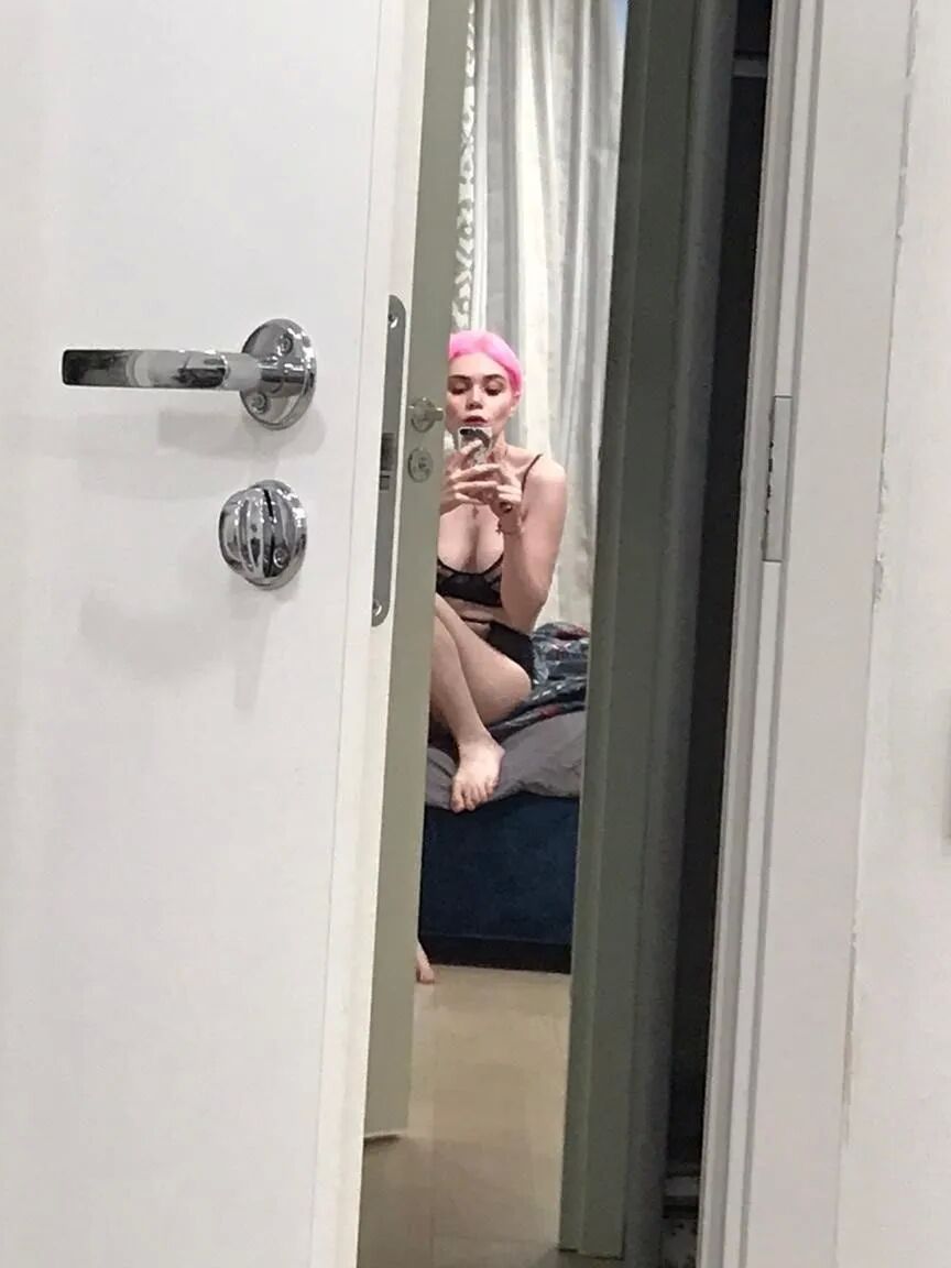 Pink-haired pixie cut and hot POV nudes