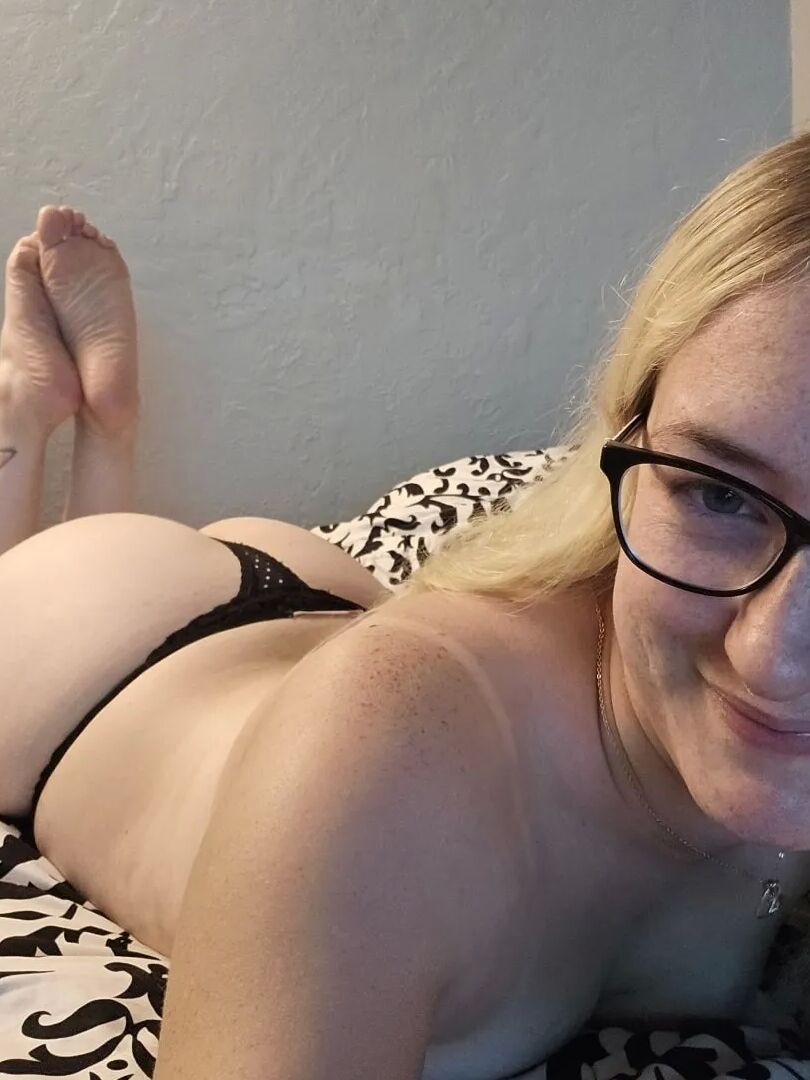 Spreading wide - Mama_Foxx94
