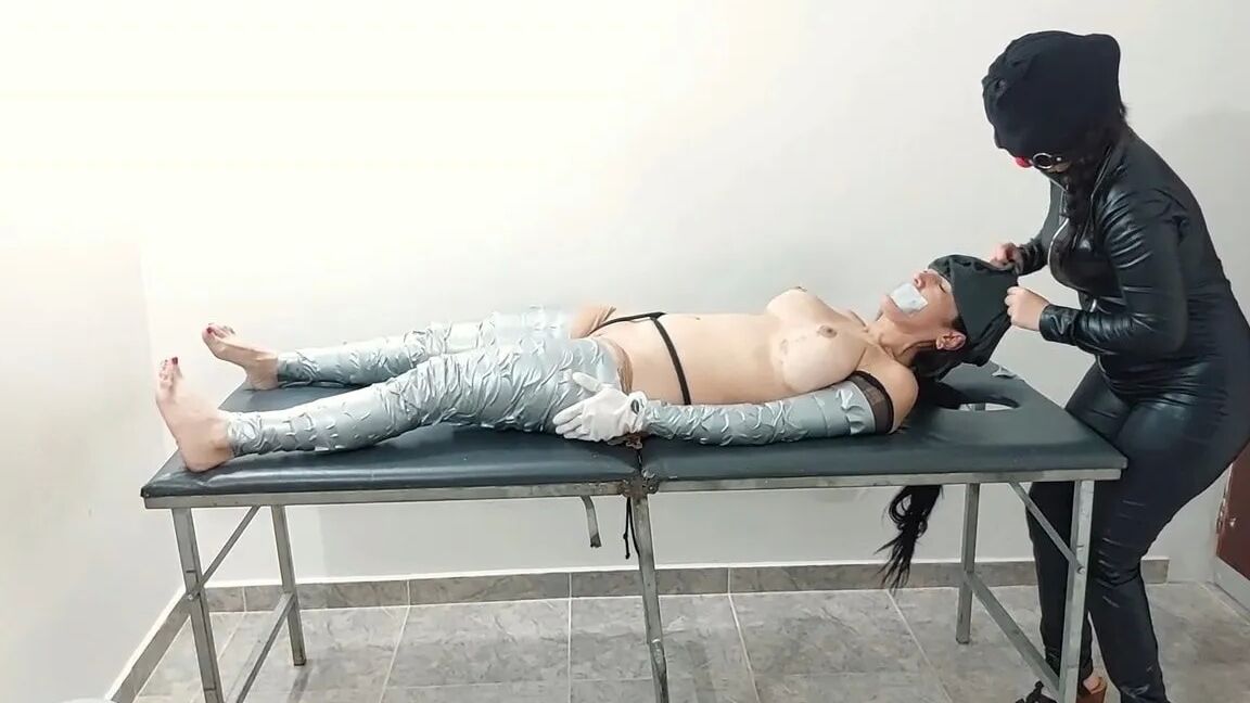 Nude MILF Locked Up To Destroy Her Dignity In BDSM Facility