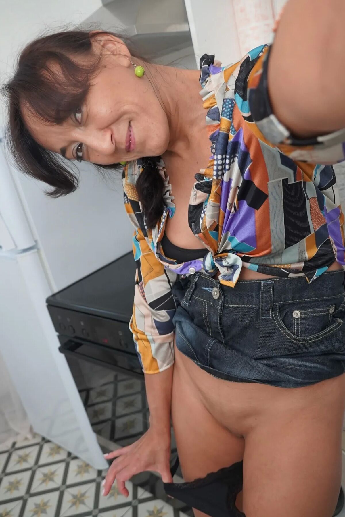 Older brunette babe wants your naughty attention