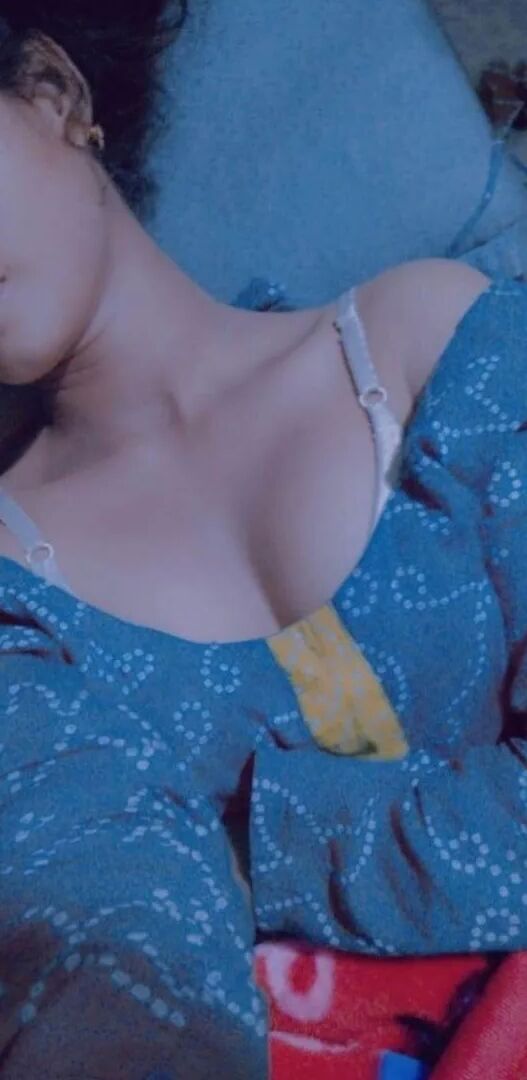 キュートでタイトなおっぱいを見せるセクシーなデジフィギュアガール