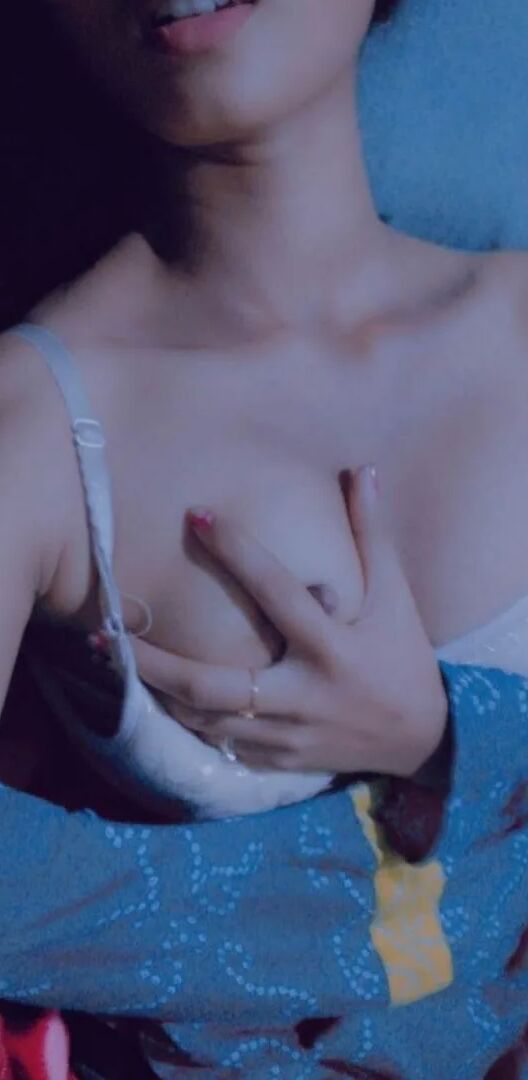 キュートでタイトなおっぱいを見せるセクシーなデジフィギュアガール