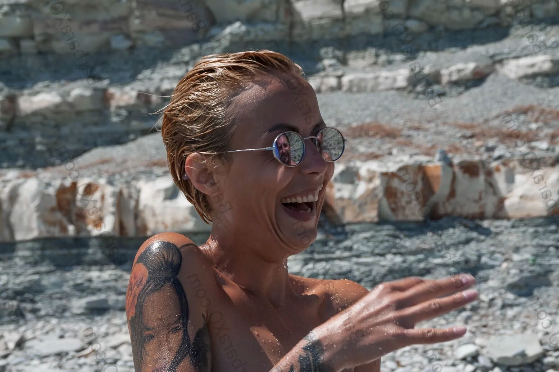 Hotwife fucks lover on the beach under the sound of waves