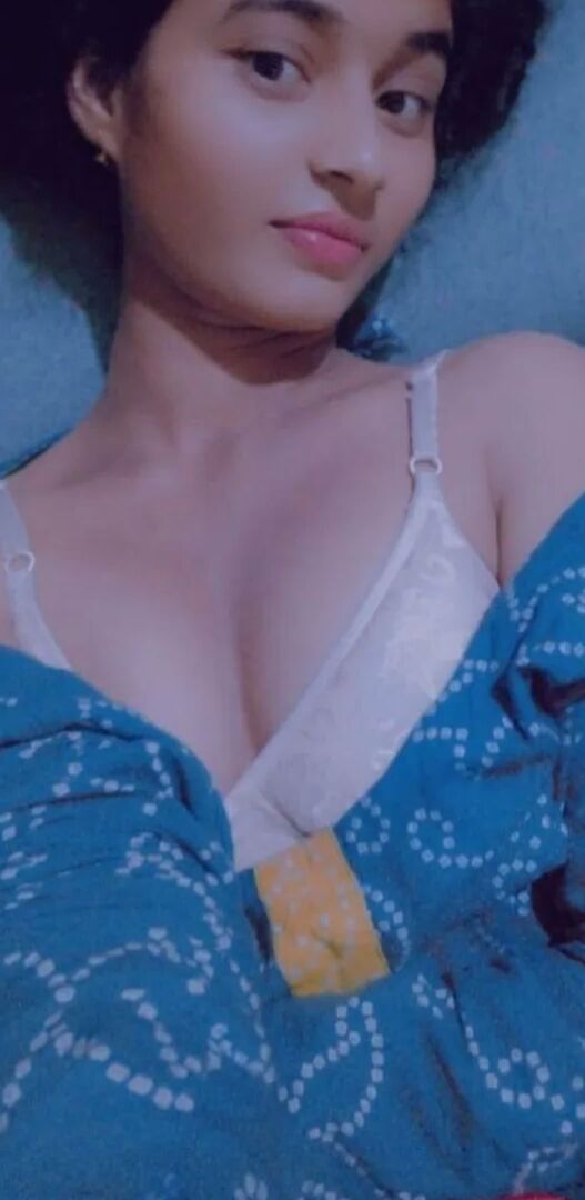 キュートでタイトなおっぱいを見せるセクシーなデジフィギュアガール