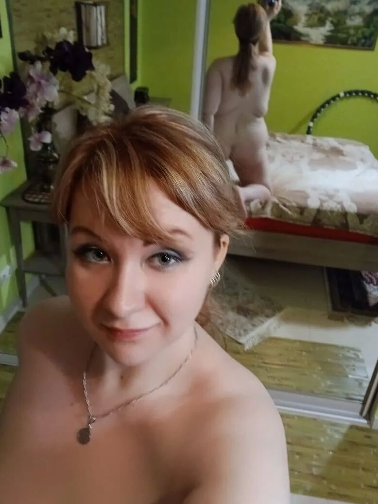 Lovely Donna likes to show off her curves