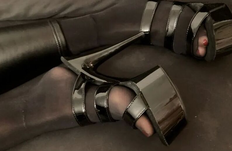 Wetlook Leggings, Nylon Feet and High Heel Mules