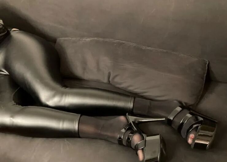 Wetlook Leggings, Nylon Feet and High Heel Mules