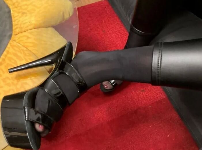 Wetlook Leggings, Nylon Feet and High Heel Mules
