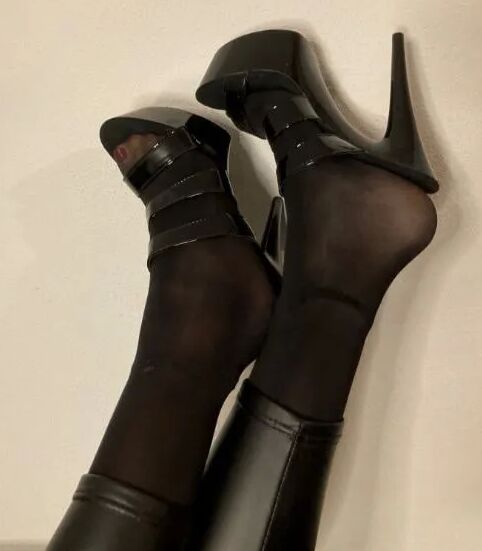 Wetlook Leggings, Nylon Feet and High Heel Mules