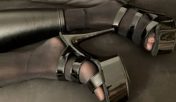 Wetlook Leggings, Nylon Feet and High Heel Mules