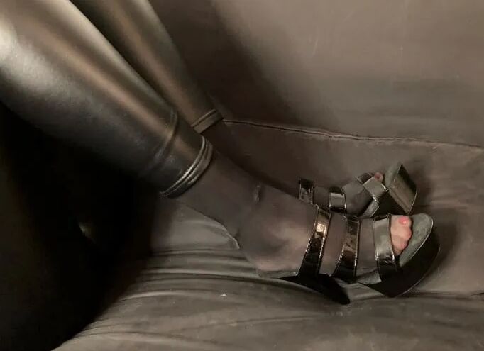 Wetlook Leggings, Nylon Feet and High Heel Mules