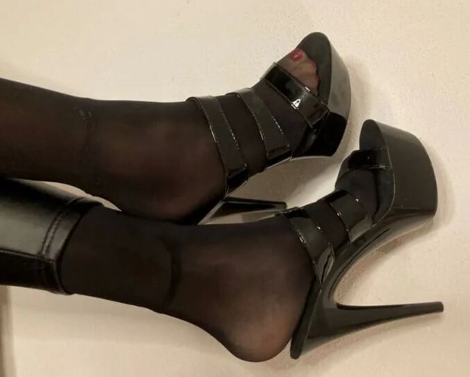 Wetlook Leggings, Nylon Feet and High Heel Mules