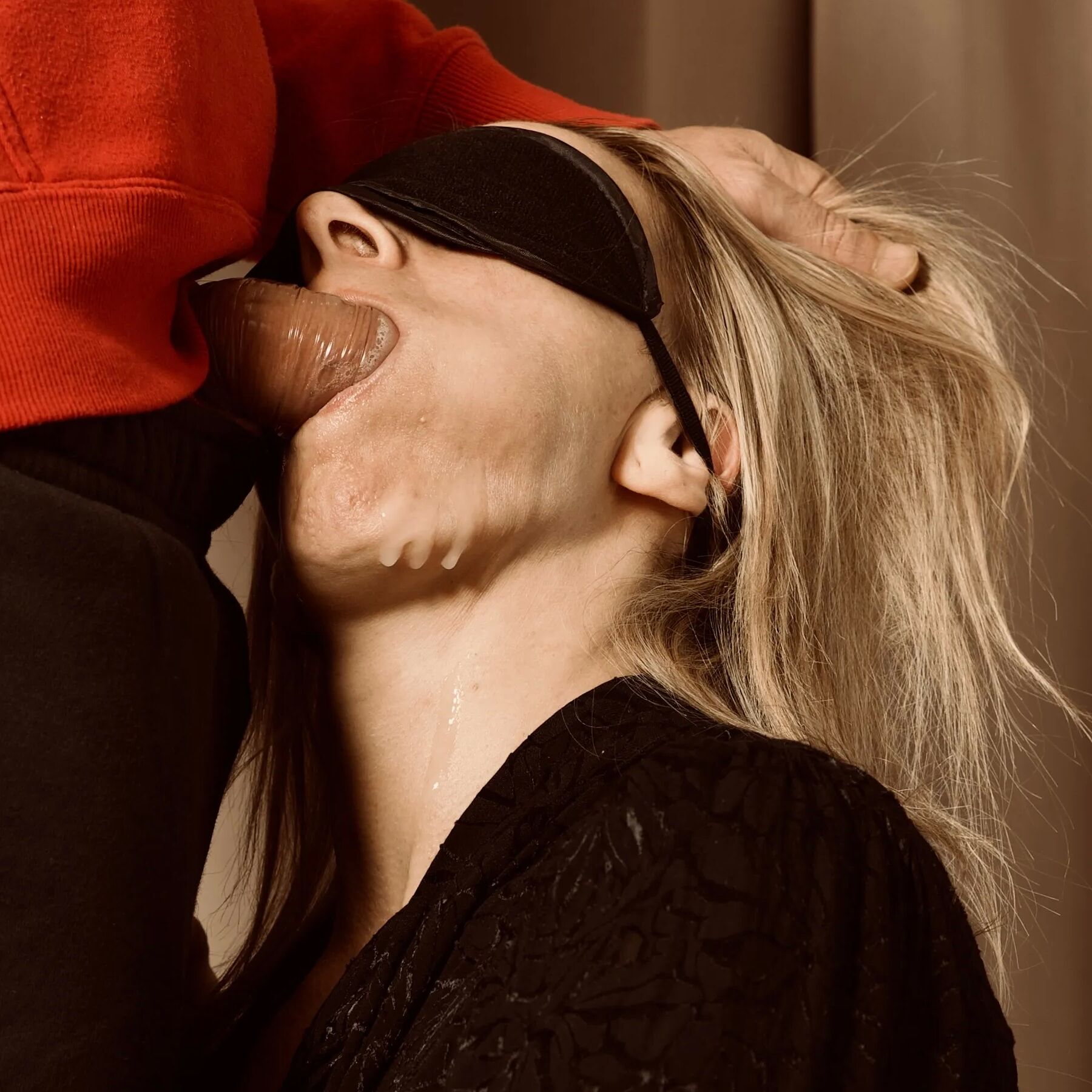 2本のチンポが私の口をファックし、良い女のように私の顔に射精します