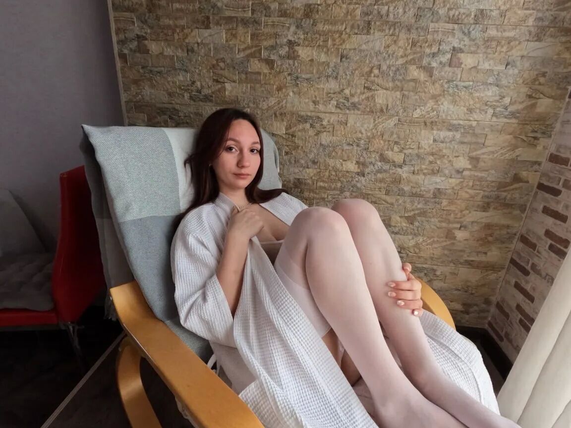 Can you see the pussy and boobs?