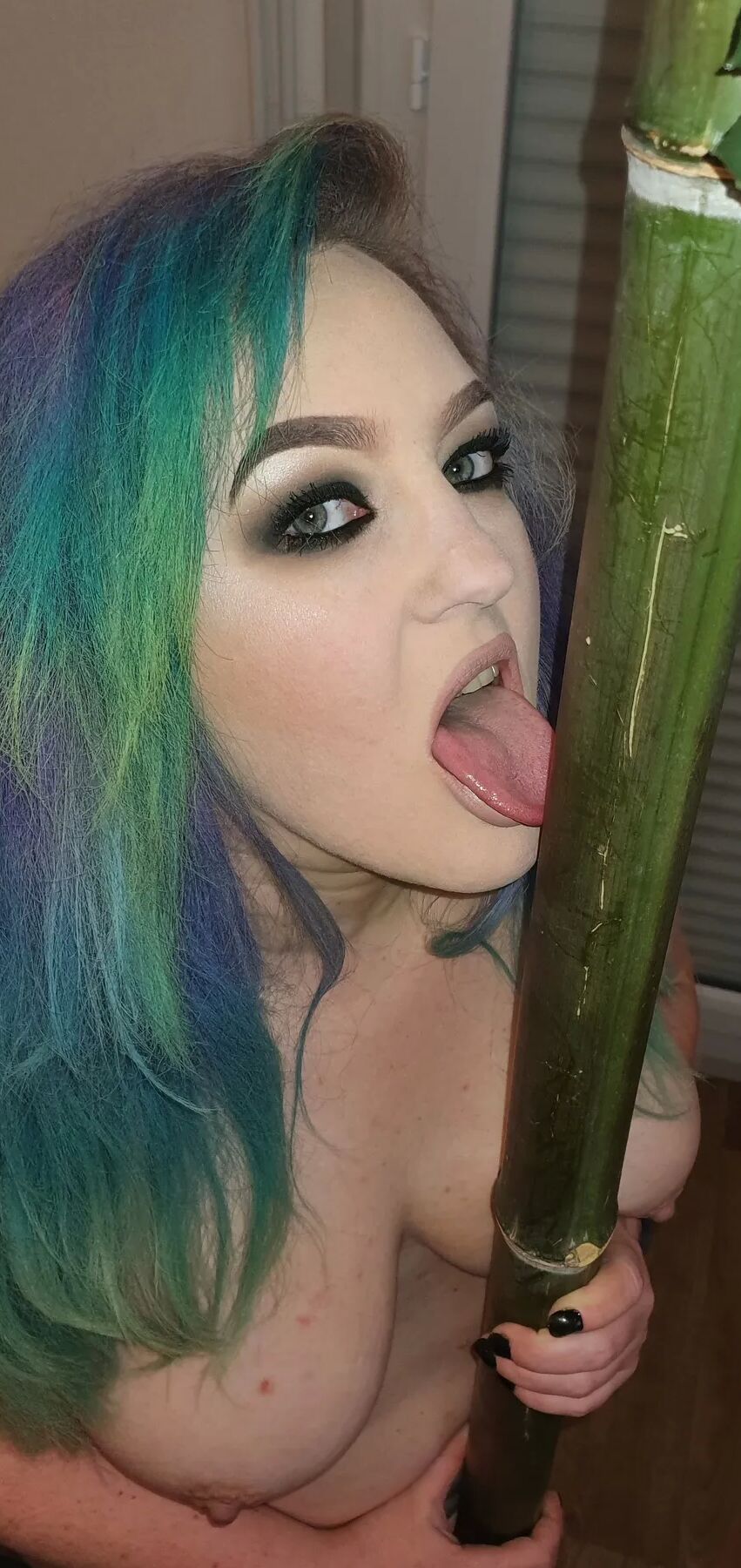 Chubby MILF Amy Leaf- Hairy pussy is coming