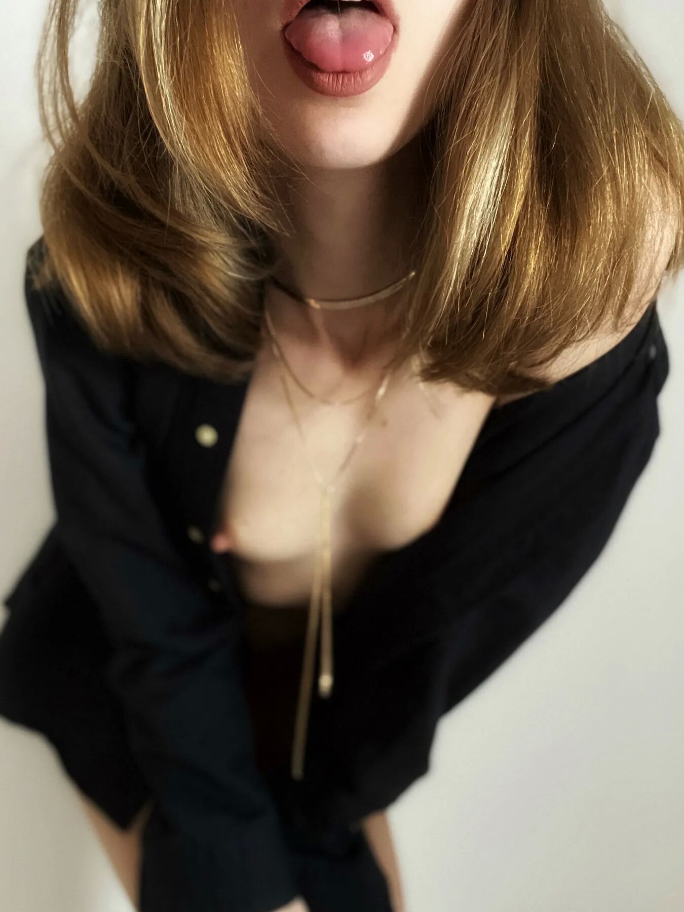 Sexy Teen in Black shows Stunning body