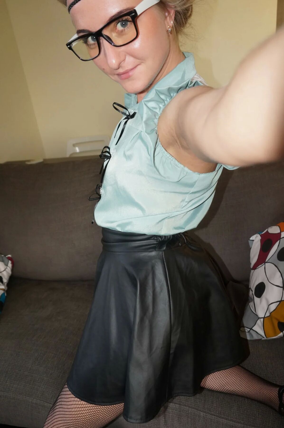 Teacher showing off her desirable ass in nudes