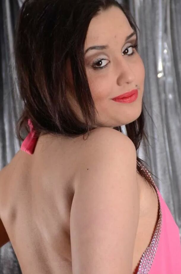 Photo shooting with turkish born Jasmin Babe in a pink dress