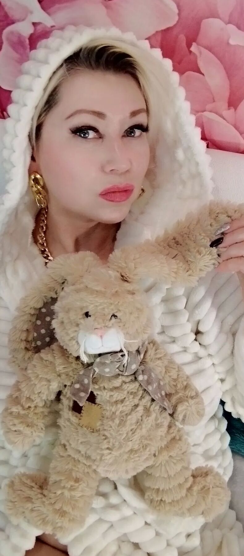 Charming mature slut with a mysterious look & naked cunt ))