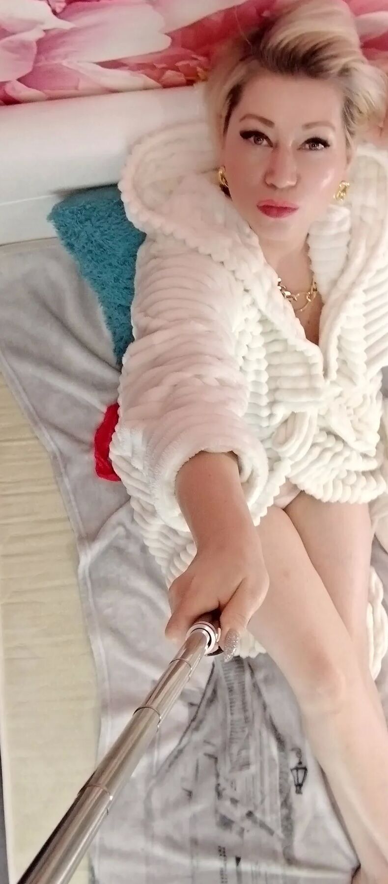Charming mature slut with a mysterious look & naked cunt ))