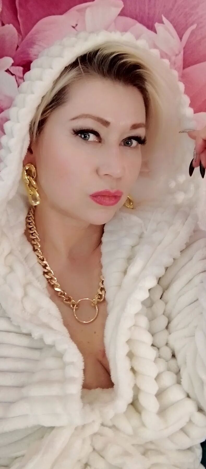 Charming mature slut with a mysterious look & naked cunt ))