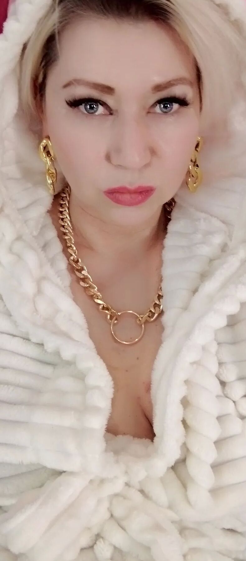 Charming mature slut with a mysterious look & naked cunt ))