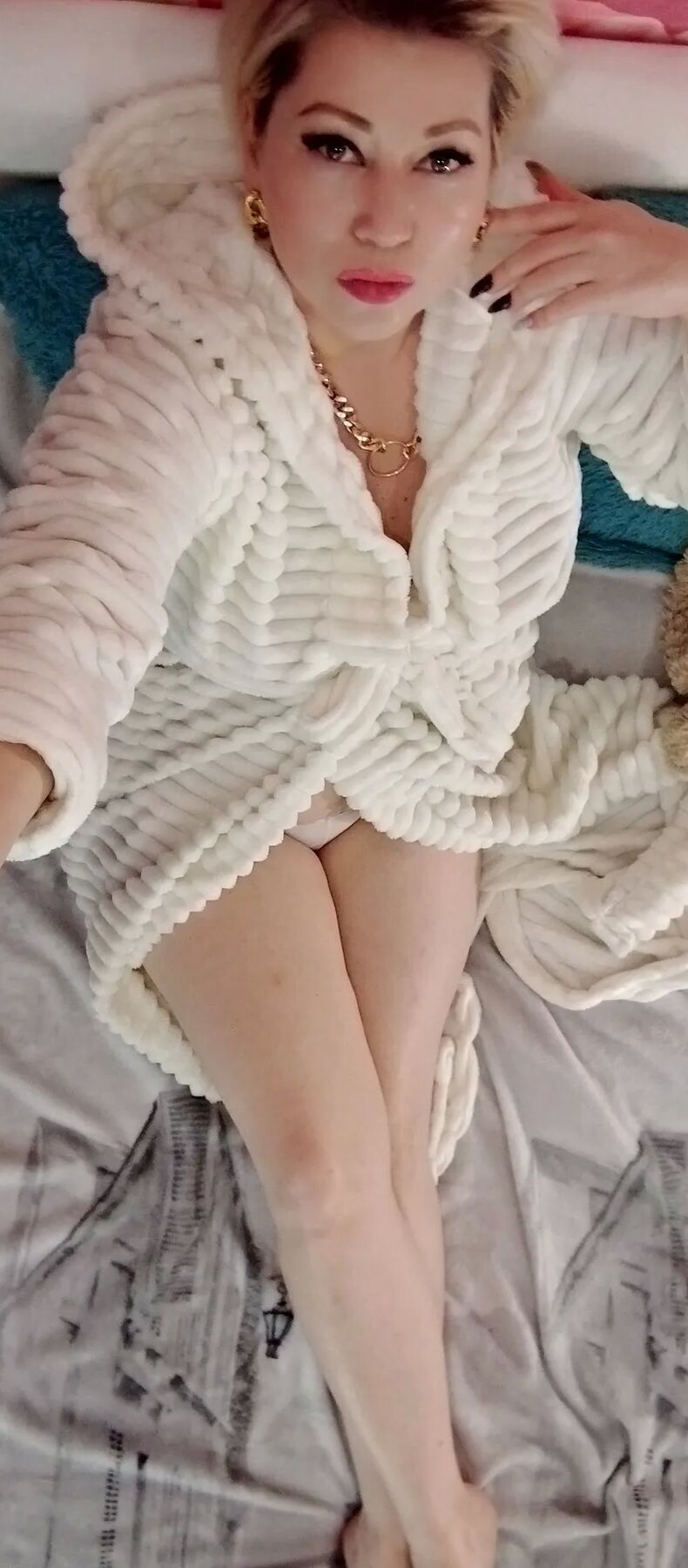 Charming mature slut with a mysterious look & naked cunt ))