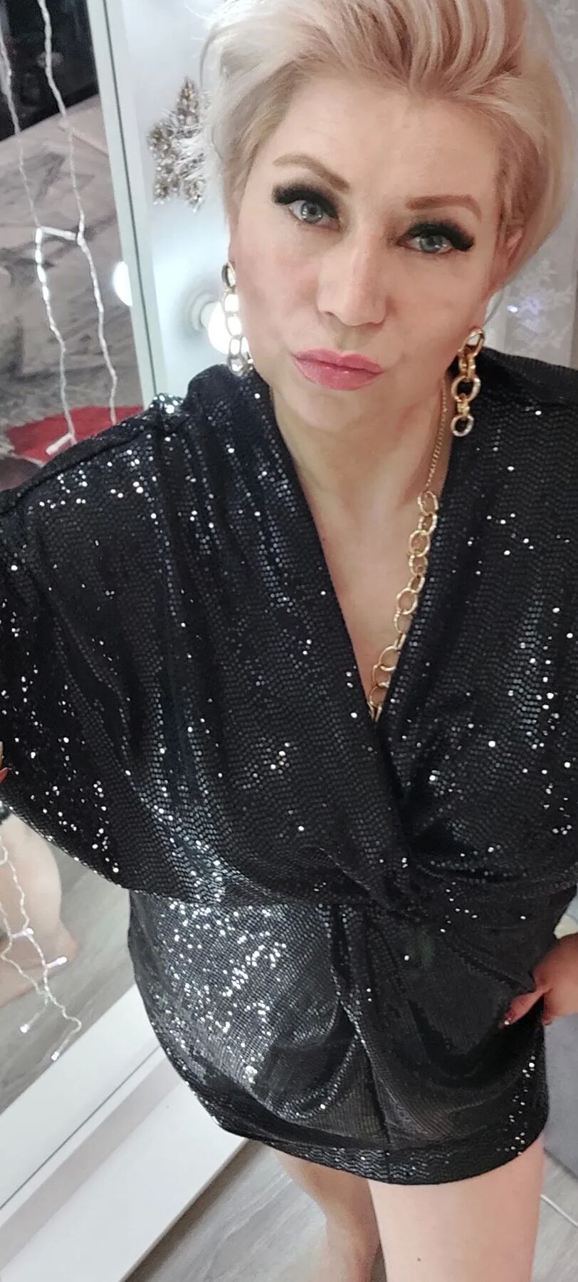 Mature bitch Aimee Hot MILF likes to posing ))