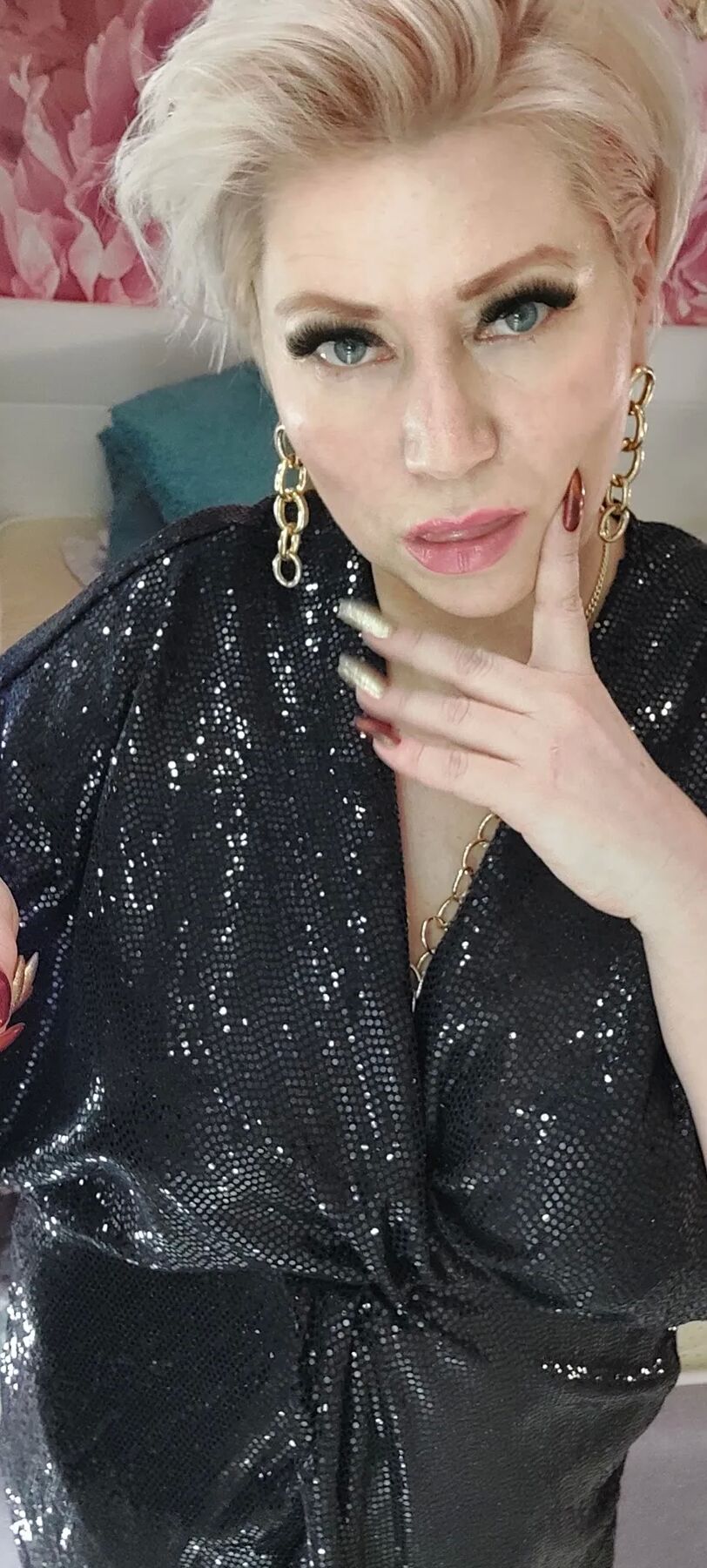 Mature bitch Aimee Hot MILF likes to posing ))