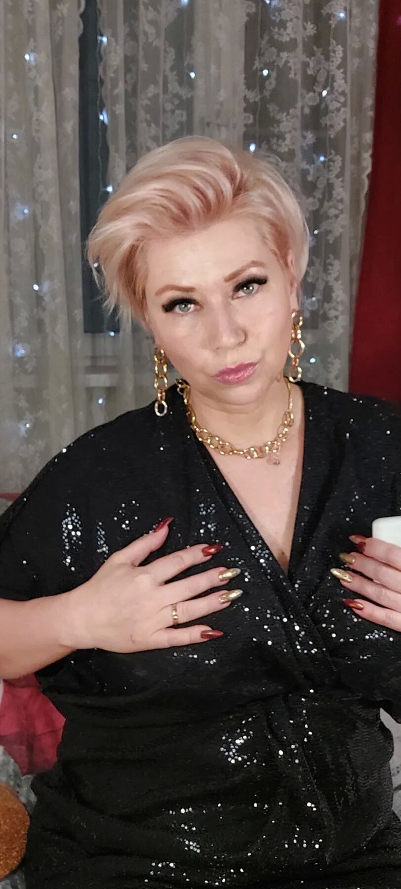 Mature bitch Aimee Hot MILF likes to posing ))