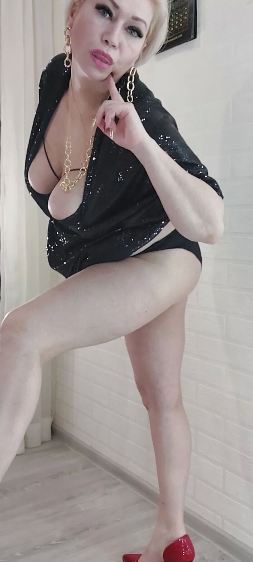 Mature bitch Aimee Hot MILF likes to posing ))